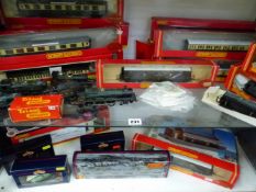 VARIOUS HORNBY OO CARRIAGES AND ROLING STOCK, 4 VARIOUS ENGINES, BACHMANN TTC BOX SET AND OTHER