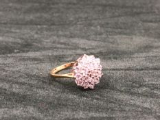 A 9ct HALLMARKED GOLD CZ MULTI CLUSTER RING. FINGER SIZE K. WEIGHT 2.5grms.