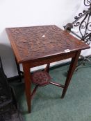 A SMALL CARVED MAHOGANY OCCASIONAL TABLE.