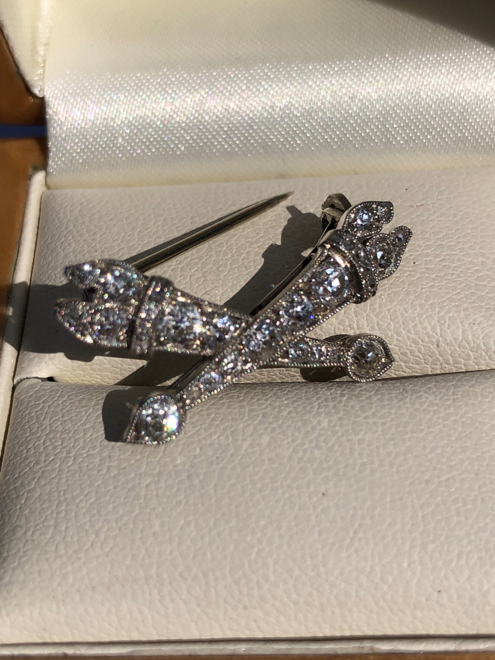 AN ANTIQUE DIAMOND SET BAR BROOCH DEPICTING CROSSED TORCHES, UNHALLMARKED ASSESSED AS PLATINUM - Image 6 of 6