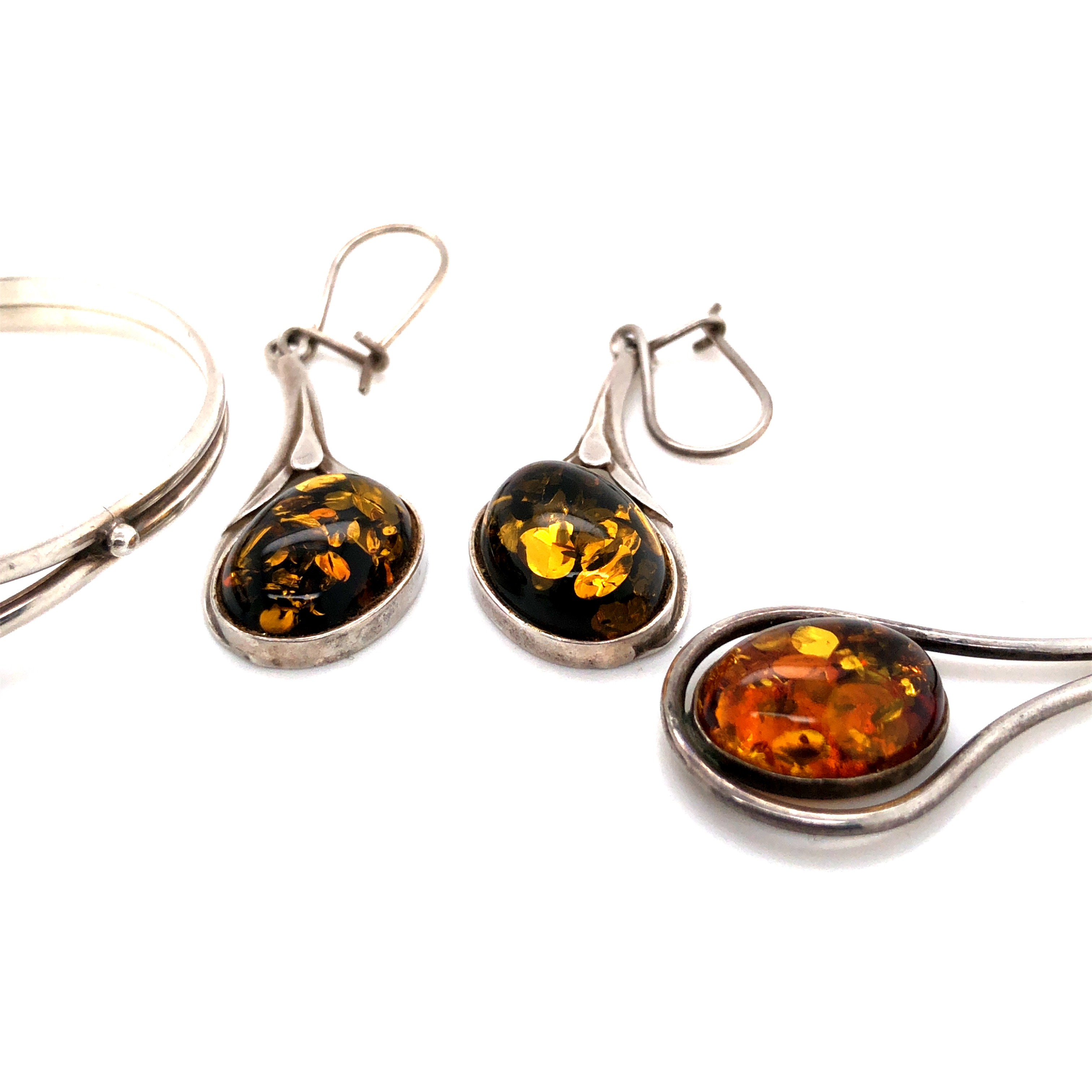 A QUANTITY OF AMBER AND OTHER STONE SET SILVER JEWELLERY CONSISTING OF A BANGLE, RING, NECKLACE, TWO - Image 5 of 6