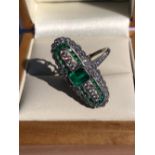 AN EMERALD AND DIAMOND ART DECO STYLE PANEL RING. APPROX EMERALD TOTAL WEIGHT 1.38cts. APPROX