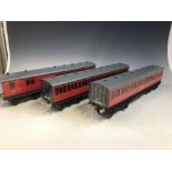 AN ACE TRAINS BOXED SET OF THREE 0 GAUGE RED PASSENGER COACHES