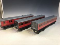 AN ACE TRAINS BOXED SET OF THREE 0 GAUGE RED PASSENGER COACHES