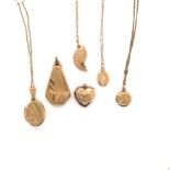 THREE 9ct GOLD PENDANTS TO INCLUDE AN OVAL LOCKET AND CHAIN, A COFFEE BEAN AND CHAIN, AND ONE HALF