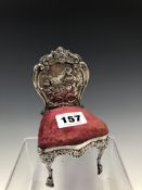 A SILVER MINIATURE CHAIR BY WILLIAM CHANDLESS, LONDON 1901, THE BACK REPOUSSE WITH THREE FIGURES