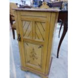 A VICTORIAN FAUX BOIS PAINTED WOOD BEDSIDE CUPBOARD DETAILED IN BLACK AND OCHRE. W 36.5 x D 33 x H