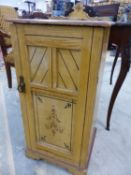 A VICTORIAN FAUX BOIS PAINTED WOOD BEDSIDE CUPBOARD DETAILED IN BLACK AND OCHRE. W 36.5 x D 33 x H