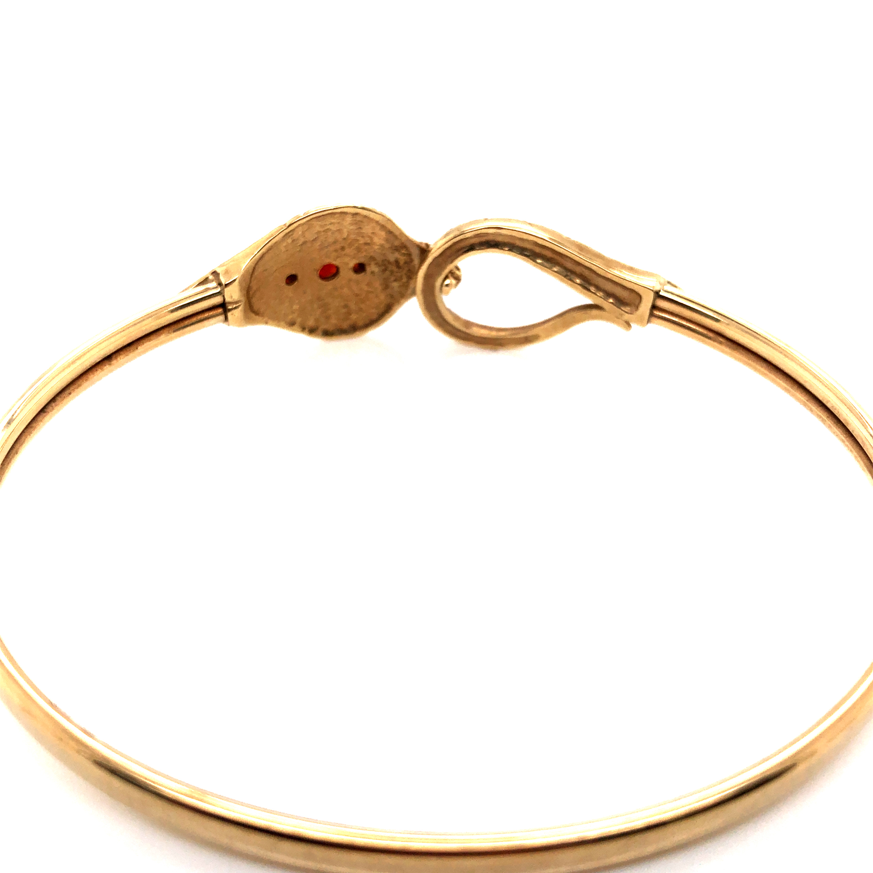 A 9ct HALLMARKED GOLD AND GARNET SET COBRA SNAKE FORM BANGLE. WEIGHT 9.86grms. - Image 2 of 4