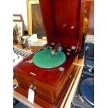 AN EARLY 20th C. DULCEPHONE WIND UP GRAMOPHONE IN A SATIN WOOD LINE INLAID MAHOGANY CASE MADE BY