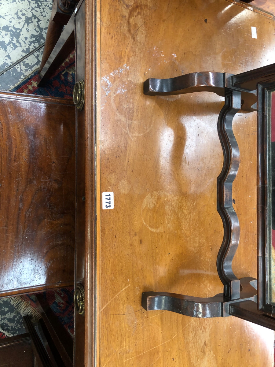 A GEORGIAN MAHOGANY INLAID TABLE WITH A RECTANGULAR TOP OVER A SINGLE DRAWER AND TAPERING SQUARE - Image 4 of 5