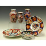 THREE JAPANESE IMARI VASES, THE TALLEST. H 15cms. TWO IMARI PLATES, A COVER FOR A JAR AND A BOWL.