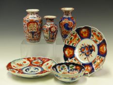 THREE JAPANESE IMARI VASES, THE TALLEST. H 15cms. TWO IMARI PLATES, A COVER FOR A JAR AND A BOWL.