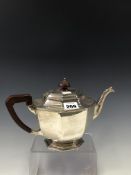 A SILVER TEA POT BY MAPPIN AND WEBB, SHEFFIELD 1937, THE OCTAGONAL SHAPE WITH BROWN HANDLE AND