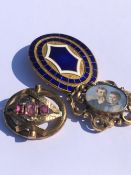 TWO ANTIQUE BROOCHES, ONE CONTAINING A GLAZED PANEL WITH PORTRAIT MINIATURES TO FRONT AND REVERSE,