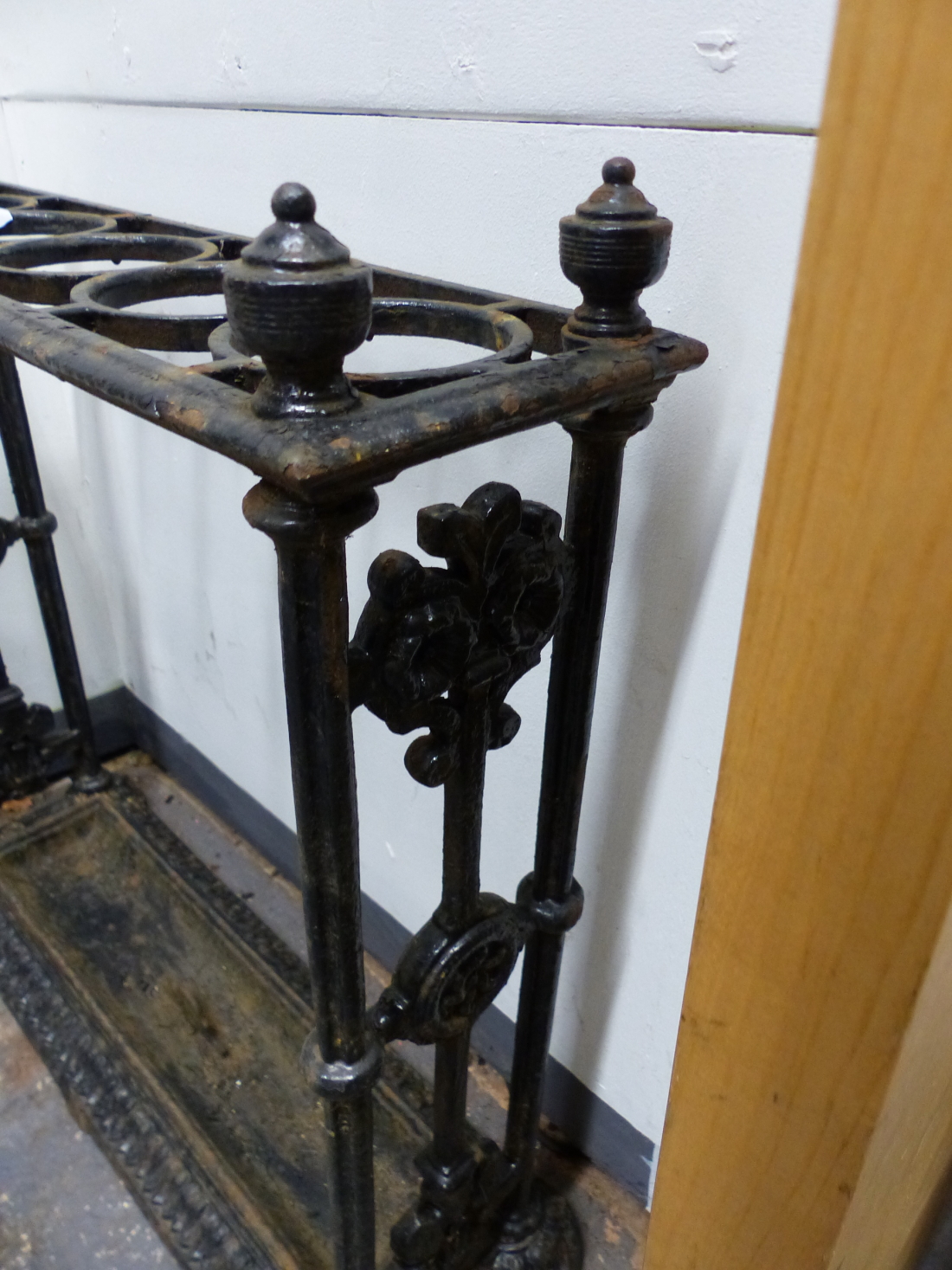 AN ANTIQUE COALBROOKDALE STYLE CAST IRON STICK STAND, THE TOP WITH SIX CIRCULAR HOLDERS, THE CENTRAL - Image 2 of 5