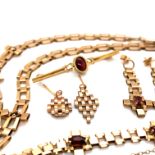 A THREE PART SUITE OF GARNET AND BRICK STYLE GOLD JEWELLERY, CONSISTING OF A BRACELET, NECKLACE