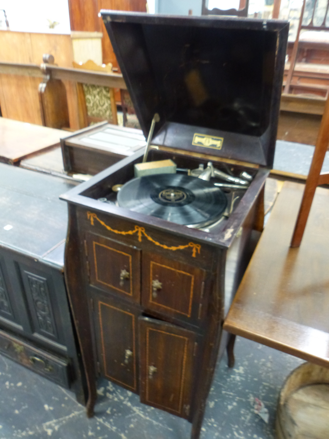 A GOLDEN MELODY WIND UP GRAMOPHONE IN STAINED WOOD TABLE CASE