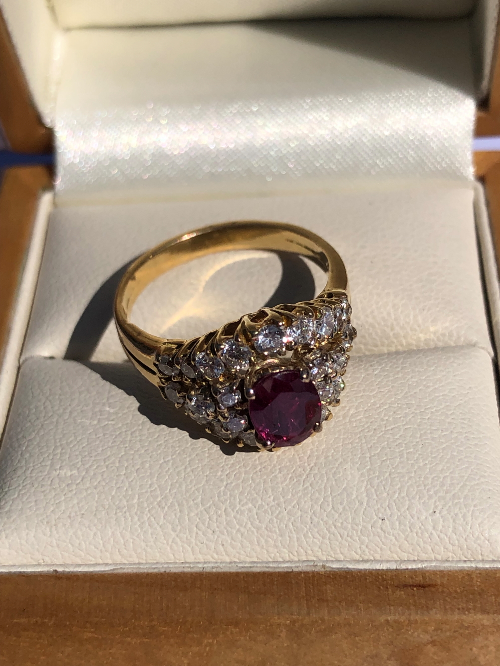 AN EGYPTIAN RUBY AND DIAMOND CLUSTER STYLE RING. UNHALLMARKED, STAMPED WITH EGYPTIAN GOLD MARKS, - Image 5 of 6