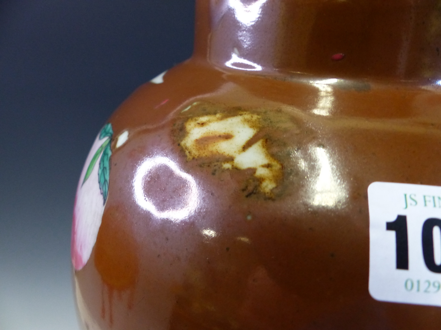A CHINESE BALUSTER VASE AND COVER PAINTED IN FAMILLE ROSE ENAMELS WITH PEACHES AND LEAF SHAPED - Image 6 of 9