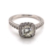 A HALLMARKED PLATINUM AND DIAMOND CLUSTER RING. THE PRINCIPLE DIAMOND APPROX 0.95cts, THE HALO AND