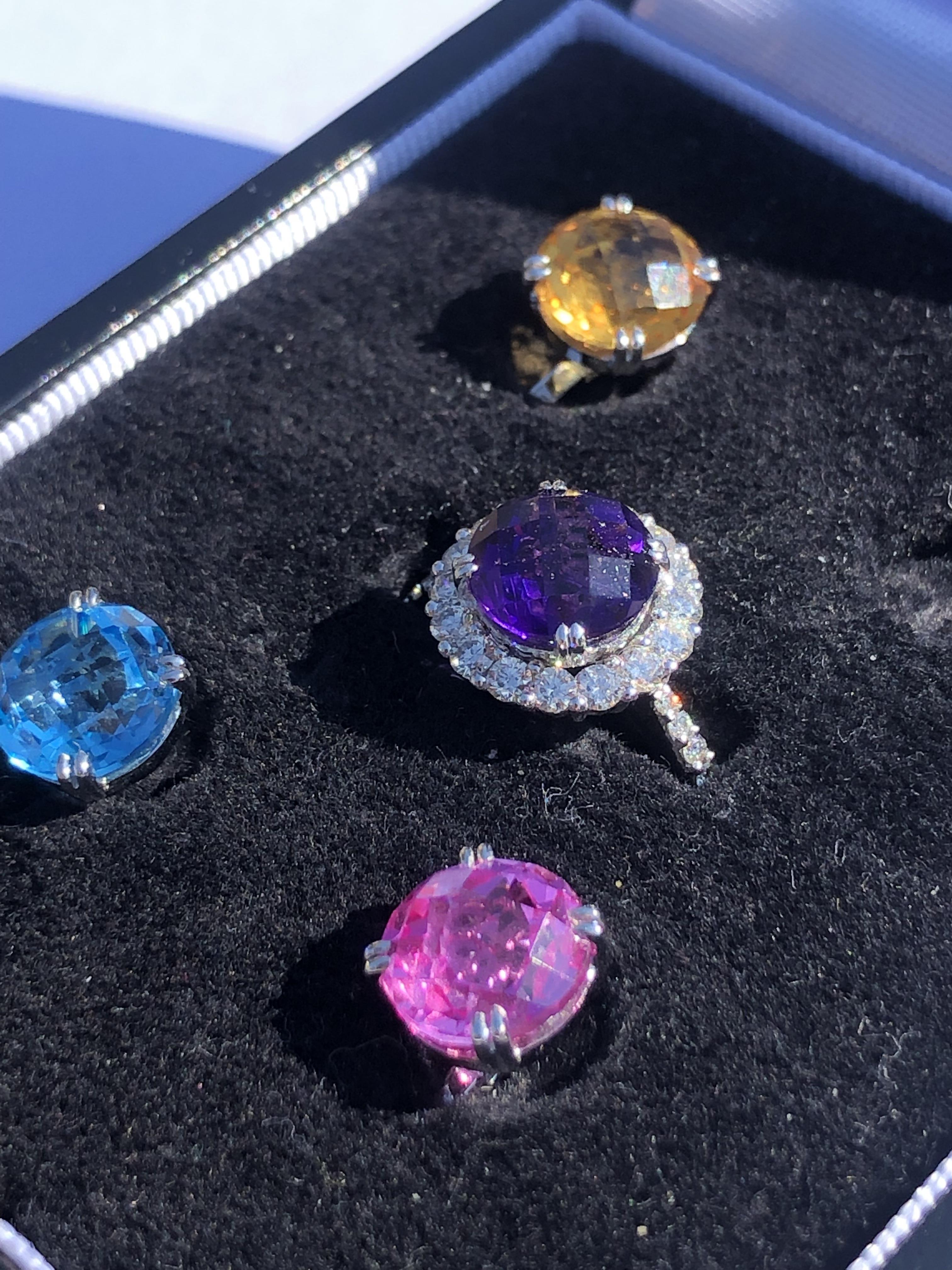 AN INTERCHANGEABLE SWITCH GEM RING. THE MASTER RING IN A ROUND DIAMOND SET MOUNT WITH FOUR - Image 2 of 2