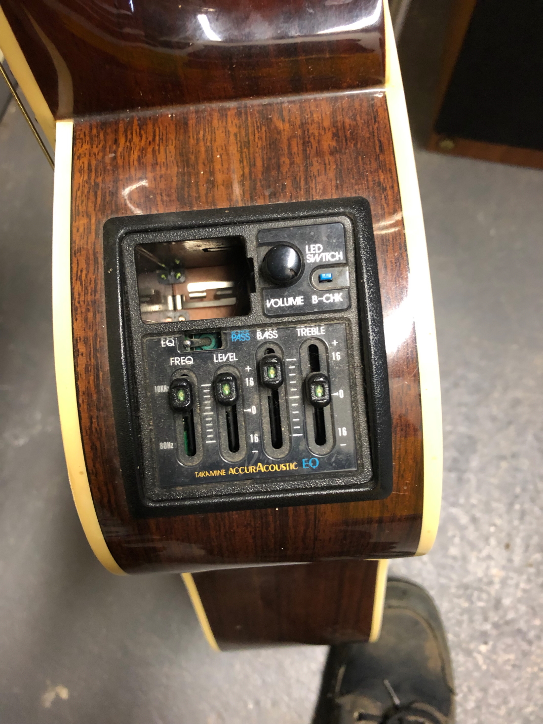 TAKAMINE LEFT-HANDLED ACOUSTIC GUITAR WITH CUTAWAY AND INTERNAL ELECTRICS, WITH ORIGINAL HARD CASE - Image 4 of 7