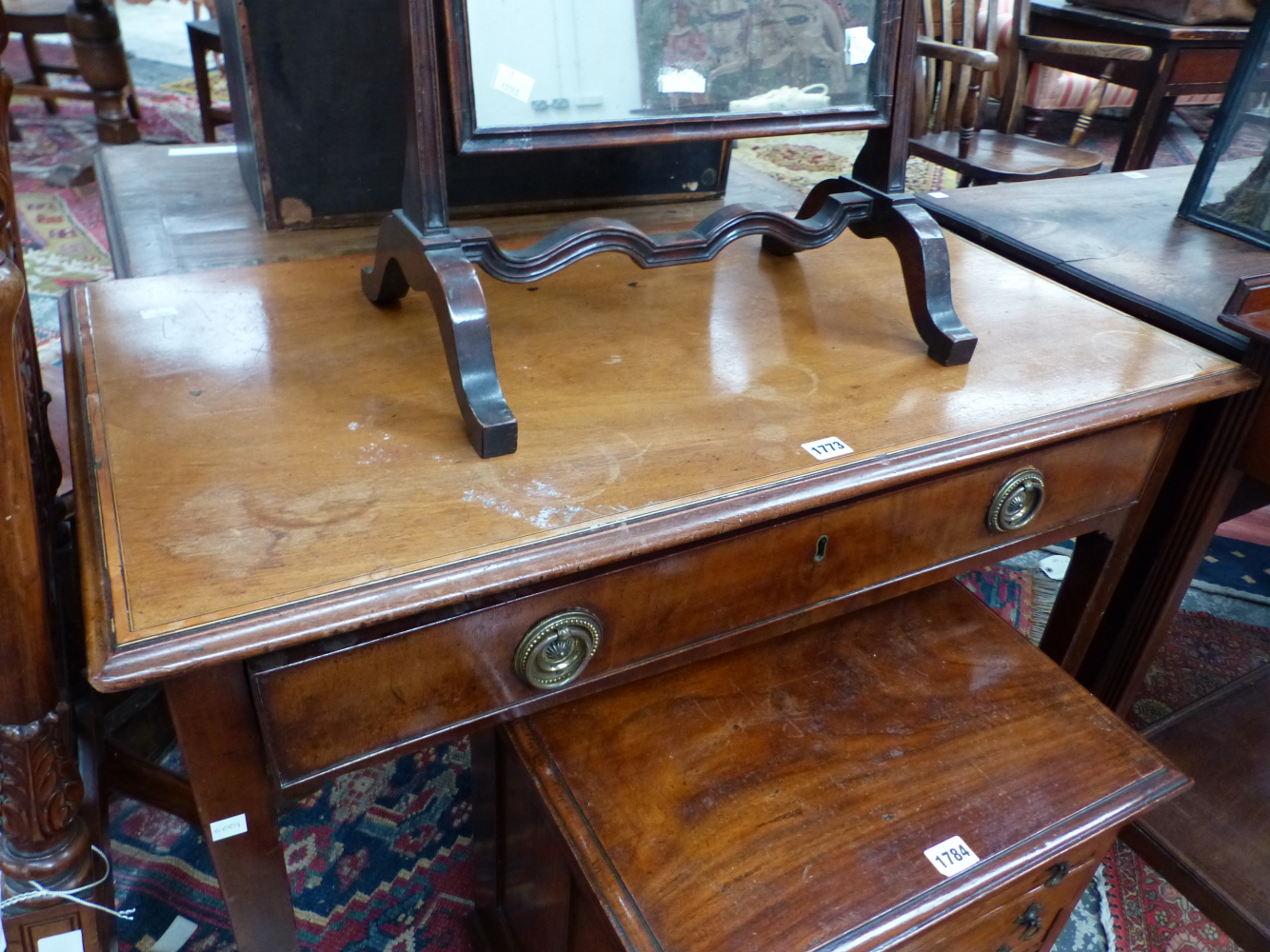 A GEORGIAN MAHOGANY INLAID TABLE WITH A RECTANGULAR TOP OVER A SINGLE DRAWER AND TAPERING SQUARE - Image 5 of 5