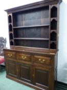 AN OAK GEORGIAN STYLE HUTCH/DRESSER, TWO SHELF UPPER SECTION ABOVE THREE DRAWER BASE WITH TWO