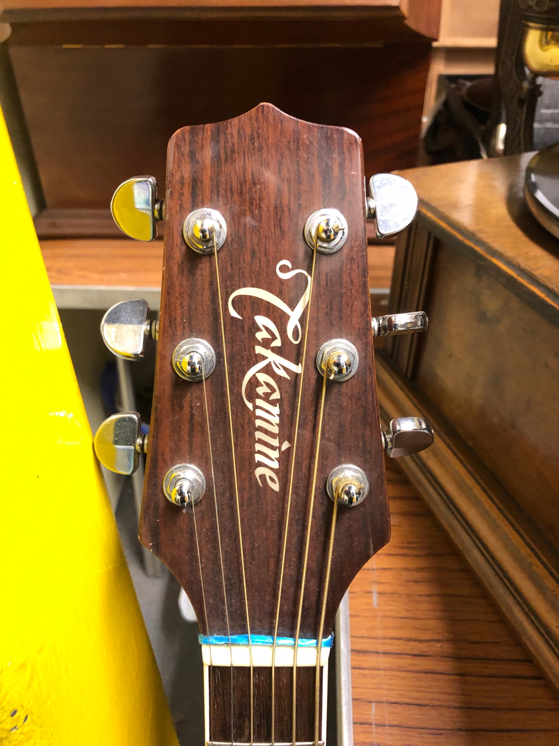 TAKAMINE LEFT-HANDLED ACOUSTIC GUITAR WITH CUTAWAY AND INTERNAL ELECTRICS, WITH ORIGINAL HARD CASE - Image 2 of 7