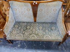 AN EDWARDIAN LINE INLAID MAHOGANY TWO SEAT SHOW FRAME SETTEE, THE CENTRE OF THE BACK PIERCED WITH