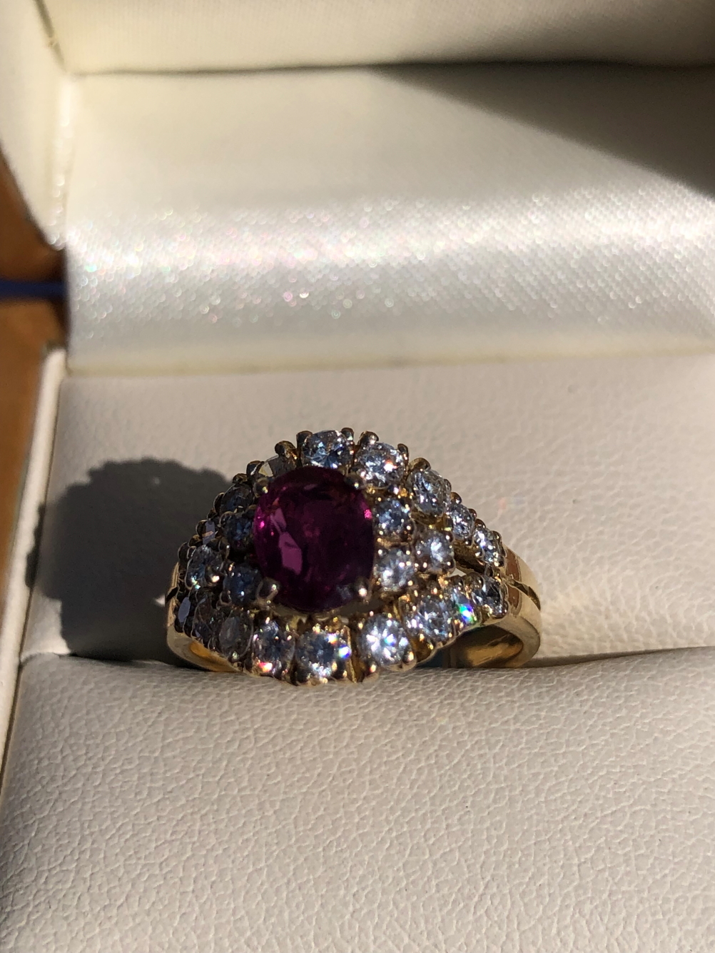 AN EGYPTIAN RUBY AND DIAMOND CLUSTER STYLE RING. UNHALLMARKED, STAMPED WITH EGYPTIAN GOLD MARKS, - Image 6 of 6