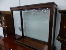 A MAHOGANY DISPLAY CASE WITH GLAZED TOPS AND SIDES AND ELECTRIC LIGHT FITTING. W 81 x D 31 x H