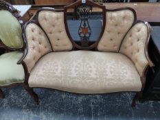 AN EDWARDIAN MAHOGANY SHOW FRAME SETTEE BUTTON BACK UPHOLSTERED IN PINK DAMASK, A FLORAL INLAY TO