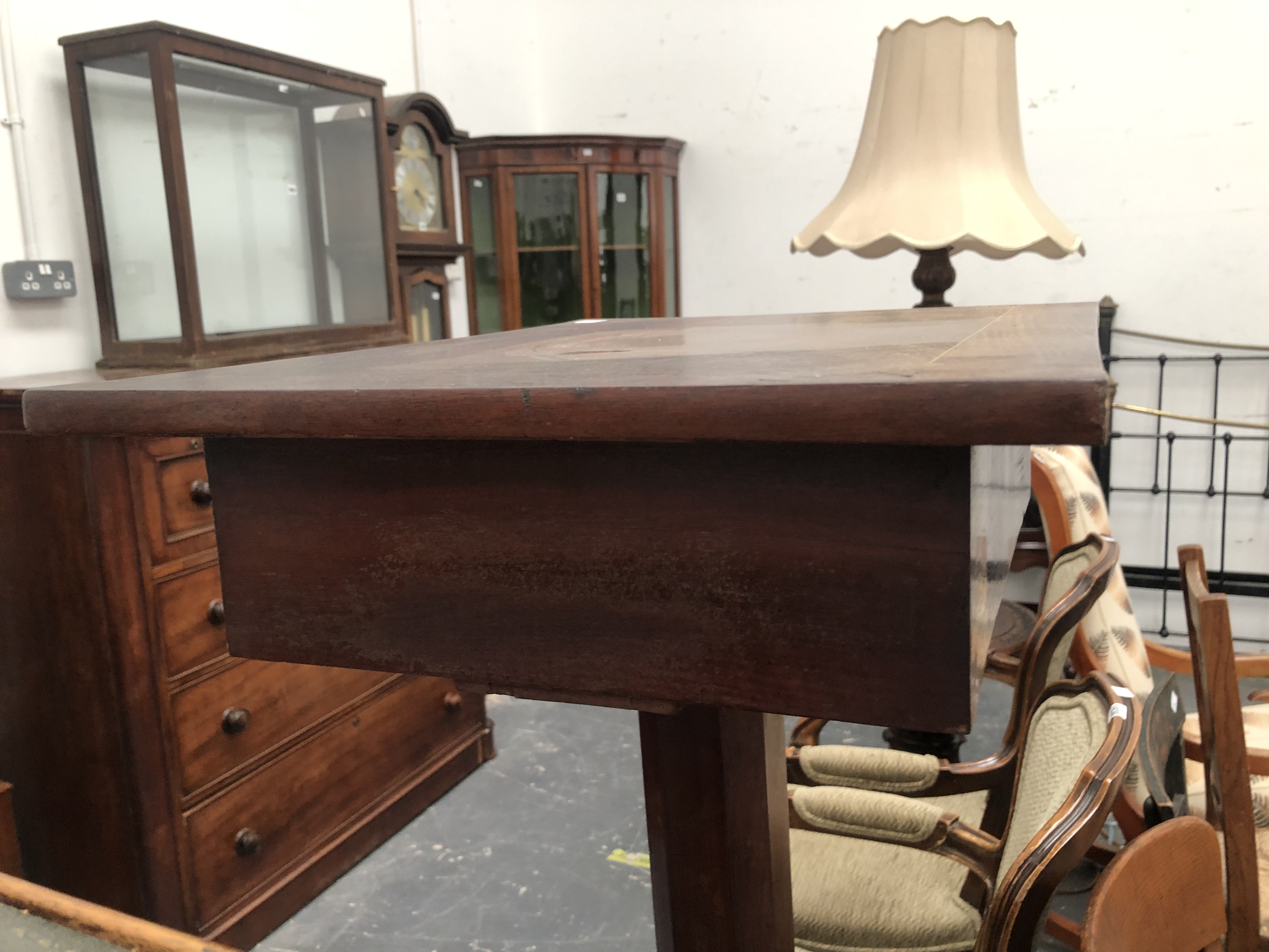 A VICTORIAN MARQUETRIED BURR WALNUT WORK TABLE, THE LIFT UP TOP INLAID WITH ANTHEMION MOTIFS TO EACH - Image 5 of 11