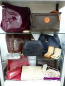 A GROUP OF VINTAGE LADIES HAND BAGS TO INCLUDE LEATHER EXAMPLES AND MAKERS INCLUDING SUSAN