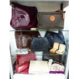 A GROUP OF VINTAGE LADIES HAND BAGS TO INCLUDE LEATHER EXAMPLES AND MAKERS INCLUDING SUSAN