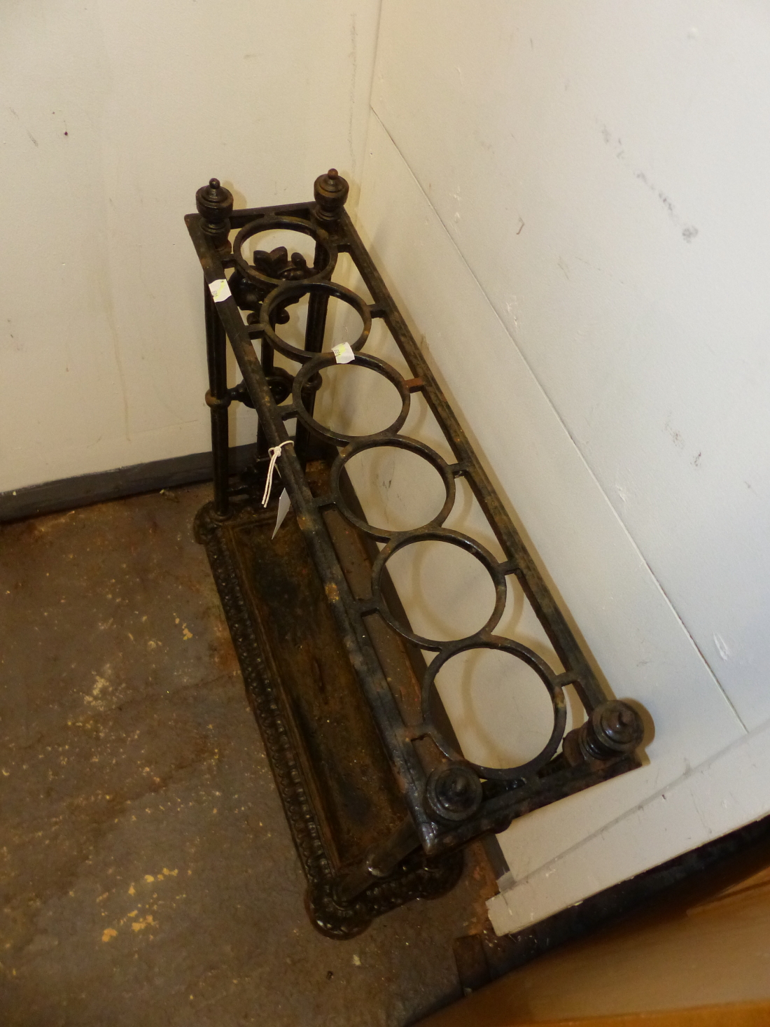 AN ANTIQUE COALBROOKDALE STYLE CAST IRON STICK STAND, THE TOP WITH SIX CIRCULAR HOLDERS, THE CENTRAL - Image 4 of 5