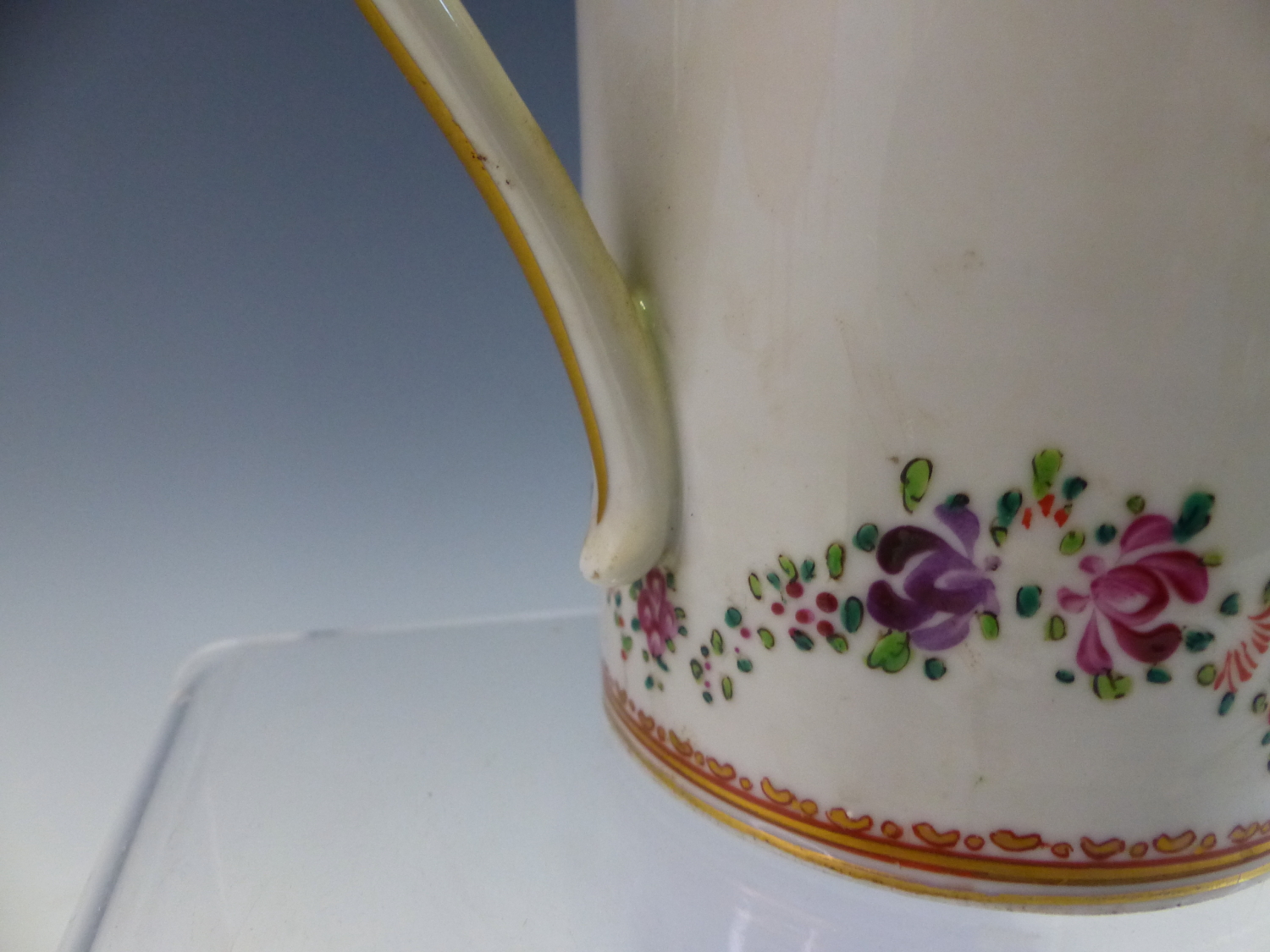 A LATE 19th C. CHINESE EXPORT SSTYLE CYLINDRICAL MUG, THE SWAGS OF FLOWERS ABOVE AND BELOW THE - Image 5 of 7