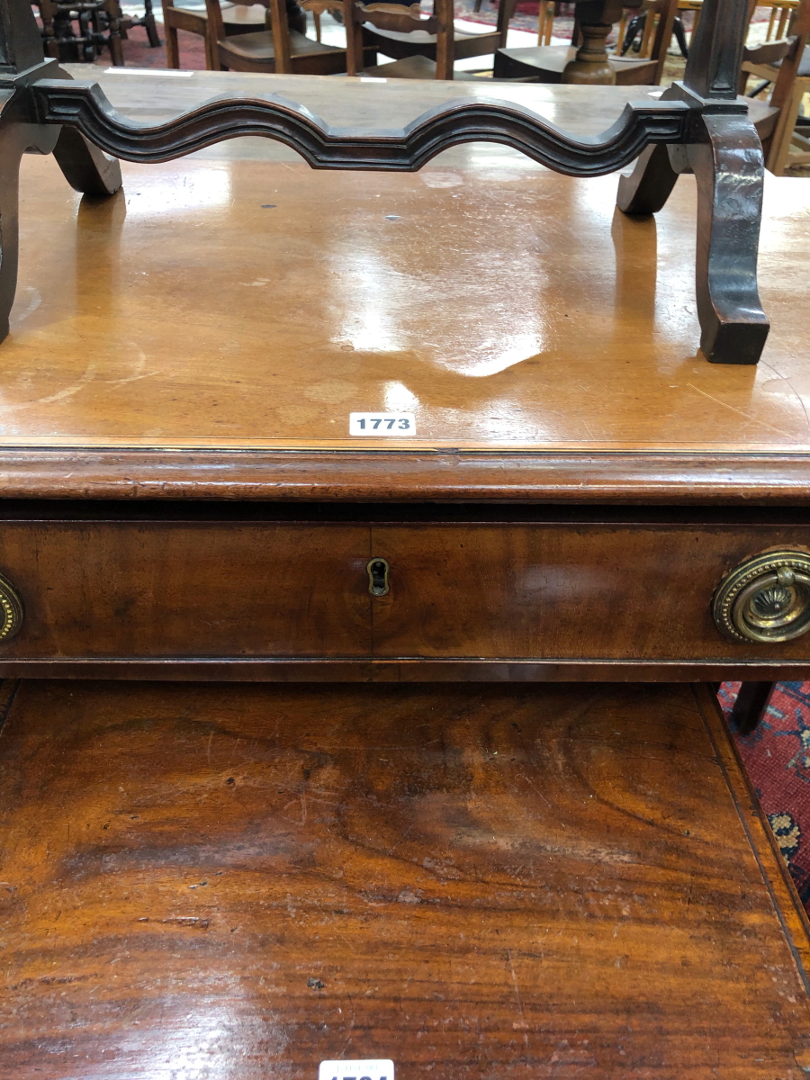 A GEORGIAN MAHOGANY INLAID TABLE WITH A RECTANGULAR TOP OVER A SINGLE DRAWER AND TAPERING SQUARE - Image 3 of 5