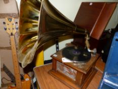 AN EARLY 20th C. WIND UP GRAMOPHONE WITH A BRASS HORN, PROBABLY GERMAN, THE OAK CASE WITH DECORATIVE