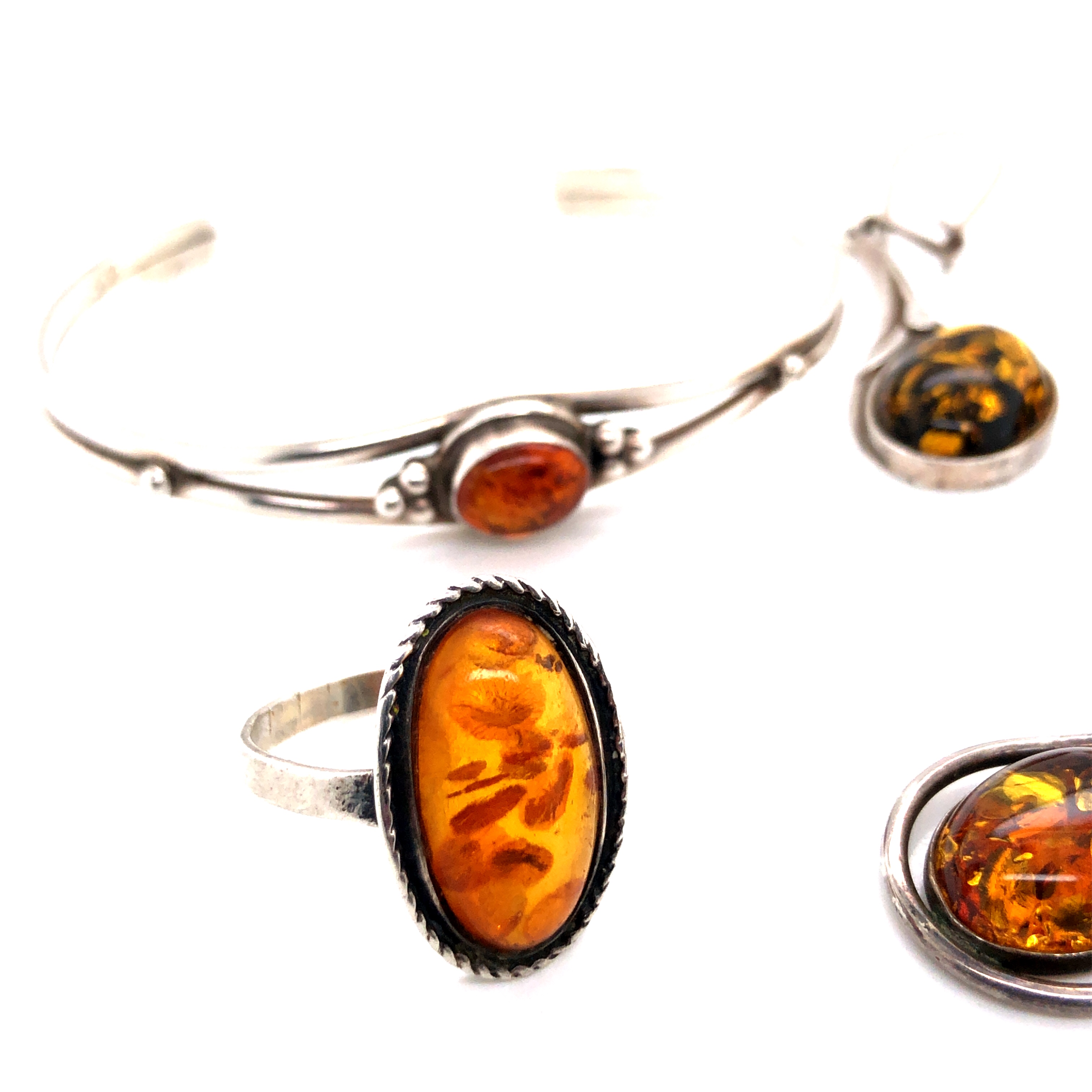 A QUANTITY OF AMBER AND OTHER STONE SET SILVER JEWELLERY CONSISTING OF A BANGLE, RING, NECKLACE, TWO - Image 3 of 6