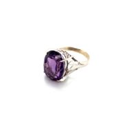 A OVAL AMETHYST COCKTAIL RING IN A RAISED PIERCED WORK SETTING, UNHALLMARKED ASSESSED AS 9ct WHITE