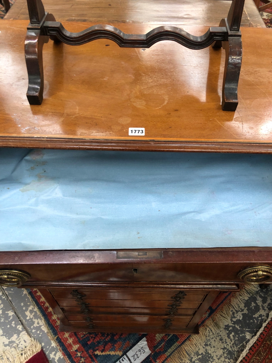 A GEORGIAN MAHOGANY INLAID TABLE WITH A RECTANGULAR TOP OVER A SINGLE DRAWER AND TAPERING SQUARE - Image 2 of 5
