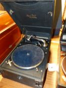 A 1930S MAYFAIR DE LUXE WIND UP GRAMOPHONE IN A PORTABLE BLACK CASE