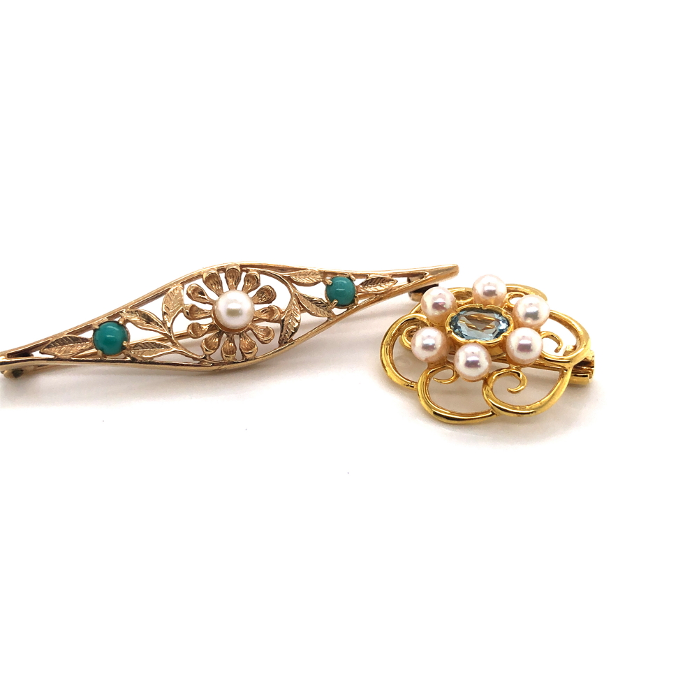 A 9ct HALLMARKED GOLD AQUAMARINE AND PEARL CLUSTER BROOCH, TOGETHER WITH A 9ct HALLMARKED GOLD