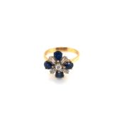 AN 18ct HALLMARKED GOLD SAPPHIRE AND DIAMOND FOLIATE STYE CLUSTER RING. FINGER SIZE M 1/2. WEIGHT