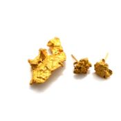 A GOLD NUGGET, AND A ASSOCIATED PAIR OF GOLD NUGGET STUD EARRINGS. THE NUGGET UNMARKED AND