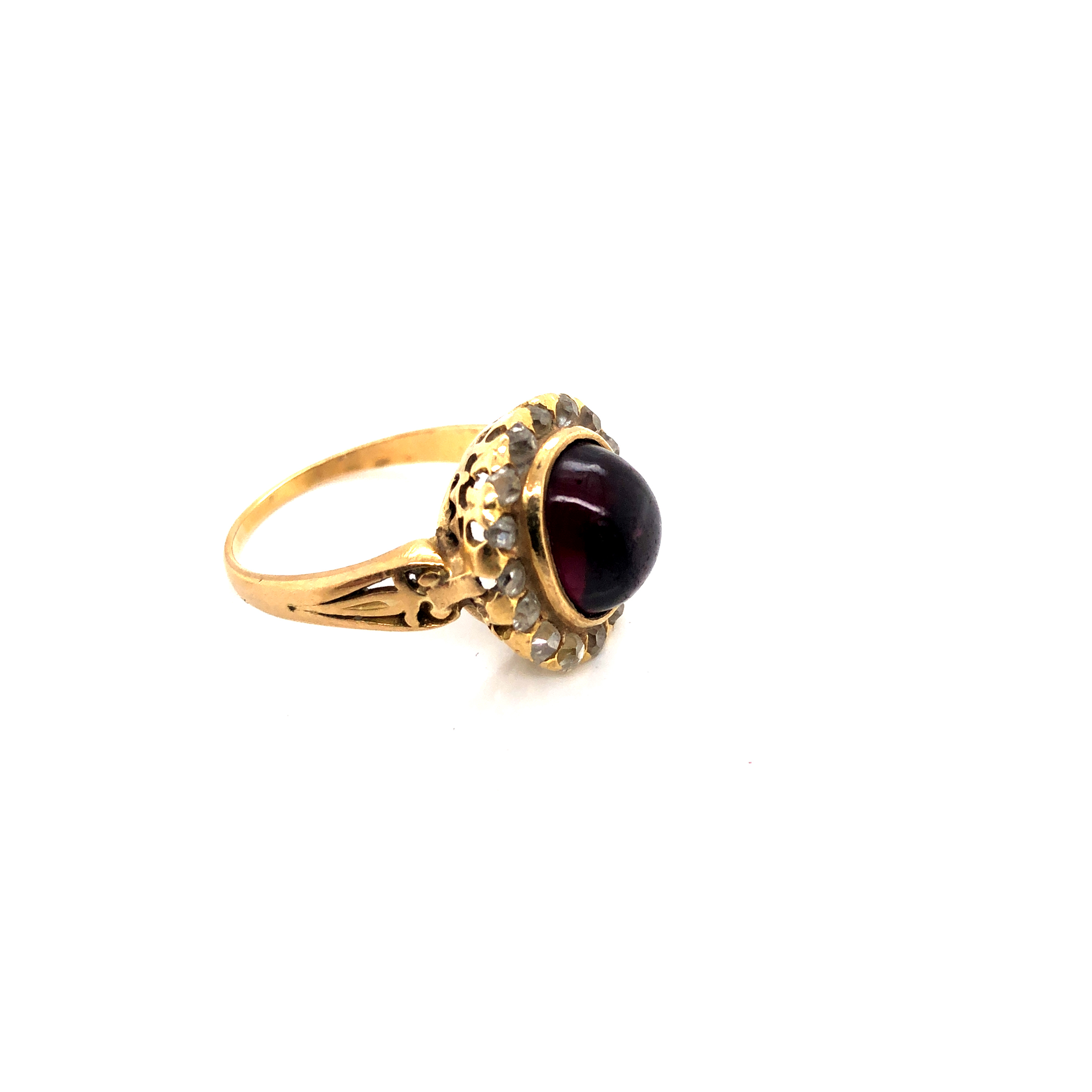 AN ANTIQUE GARNET AND DIAMOND CLUSTER RING. THE CENTRAL OVAL CABOCHON, SURROUNDED BY A CLUSTER OF - Image 3 of 5