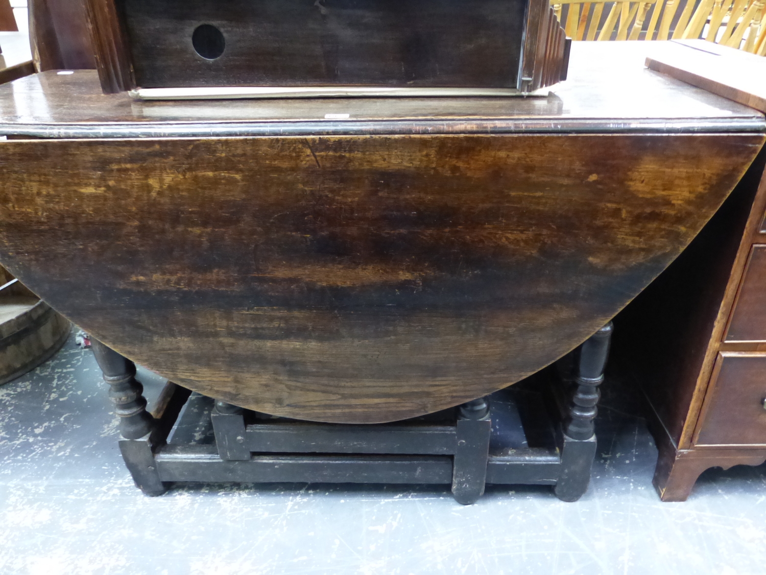 AN 18th C. OAK OVAL FLAP TOP TABLE ON TURNED LEGS JOINED BY STRETCHERS AT THE FEET. W 142 OPEN x D